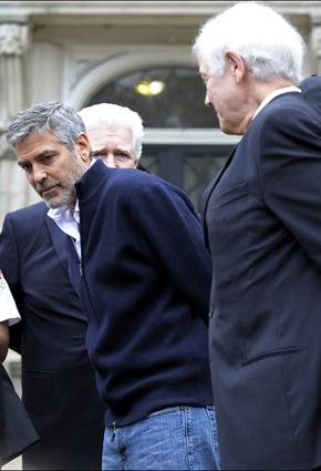 الإفراج عن جورج كلوني ووالده بعد اعتقالهما أمام السفارة السودانية في واشنطن